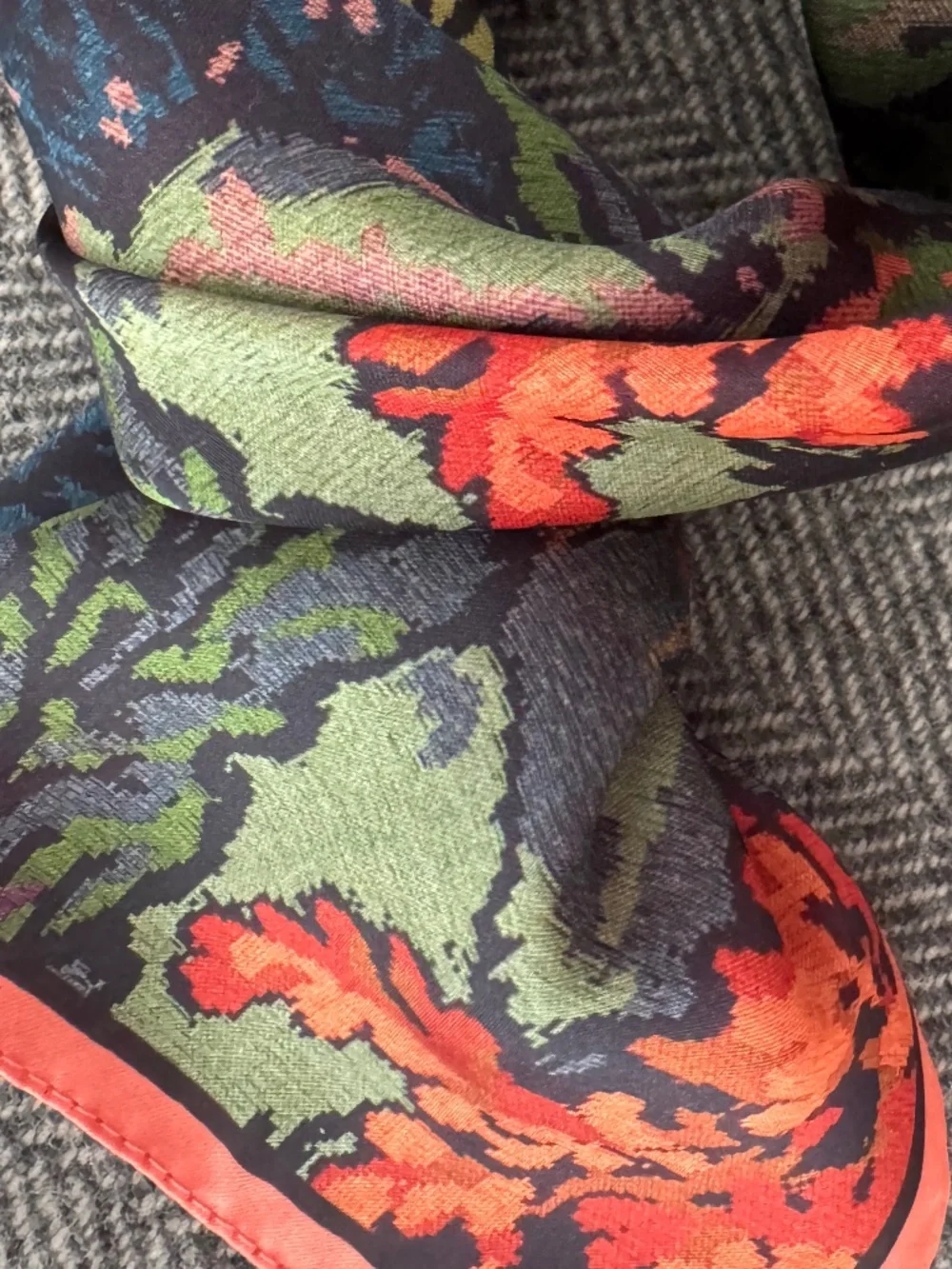 NWOT, SILK SCARF IN BEAUTIFUL TAPESTRY LANDSCAPE PRINT